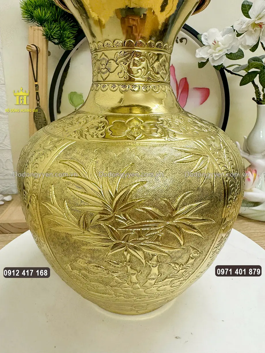 Từng họa tiết hoa văn được gò chạm sắc nét